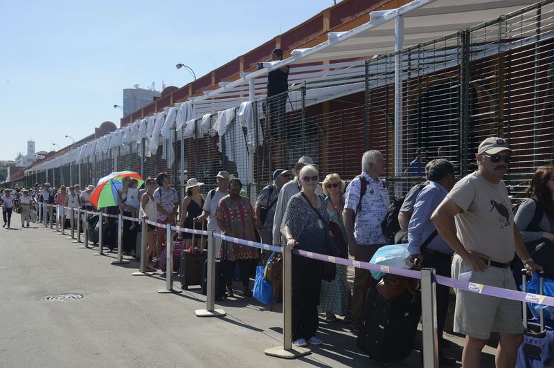 Turistas enfrentam filas aps desembarcarem de navio no Pier Mau, regio porturia do Rio