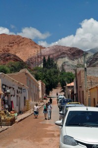 Centro Histrico de Humanarca e ao fundo uma parte da famosa Montanha das sete cores