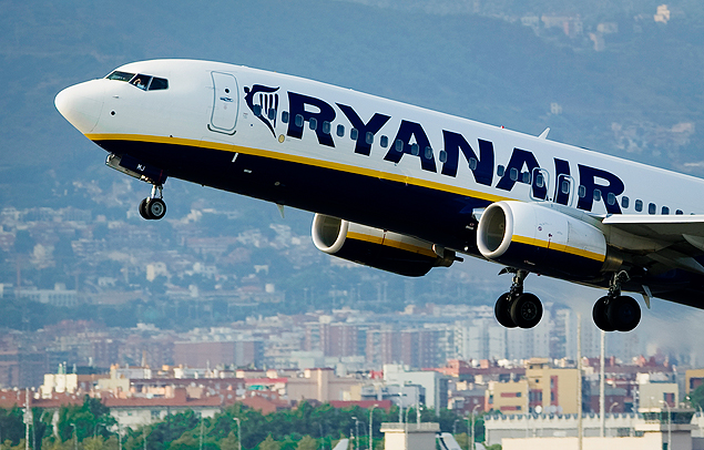 (FILES) In a file picture taken on September 01, 2010 an airplane of the Irish low-cost airline Ryanair takes off from Barcelona's airport. Irish no-frills airline Ryanair on May 20, 2013 said its annual net profit figure increased 1.5 percent, adding that the Dublin-based carrier's traffic was set to rise during its current financial year. AFP PHOTO / JOSEP LAGO ORG XMIT: JL007
