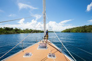 Aps Yanaba a Famlia Schurmann navegou at Kavieng e passou por um passe com 300 metros de largura. Visual impressionante