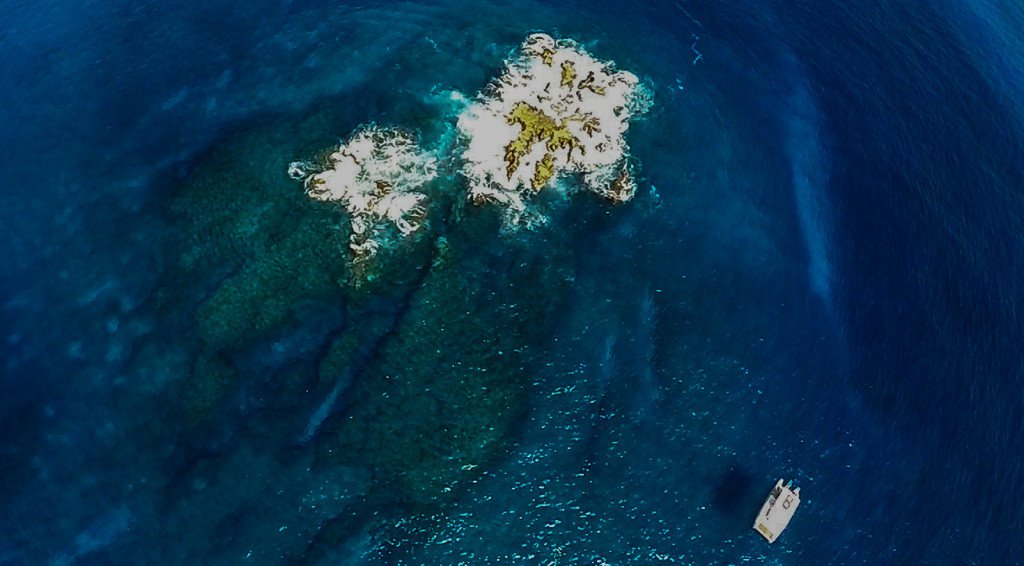 Vista area de Pedras Secas, um dos pontos de mergulho mais cobiados de Noronha