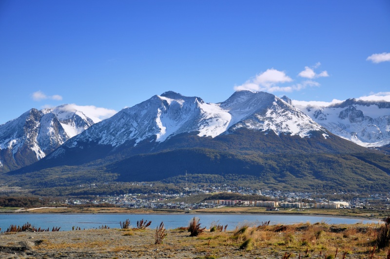 A cidade esparrama-se de leste a oeste margeando o Canal de Beagle e tendo a cordilheira ao fundo