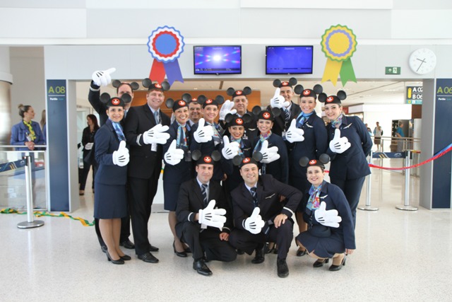 Disney World realiza aes promocionais no voo inaugural da Azul para Orlando