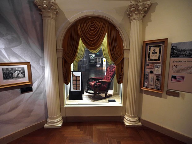 Cadeira no Museu Heny Ford em que o presidente americano Abraham Lincoln foi assassinado (Foto: AP/Paul Sancya)