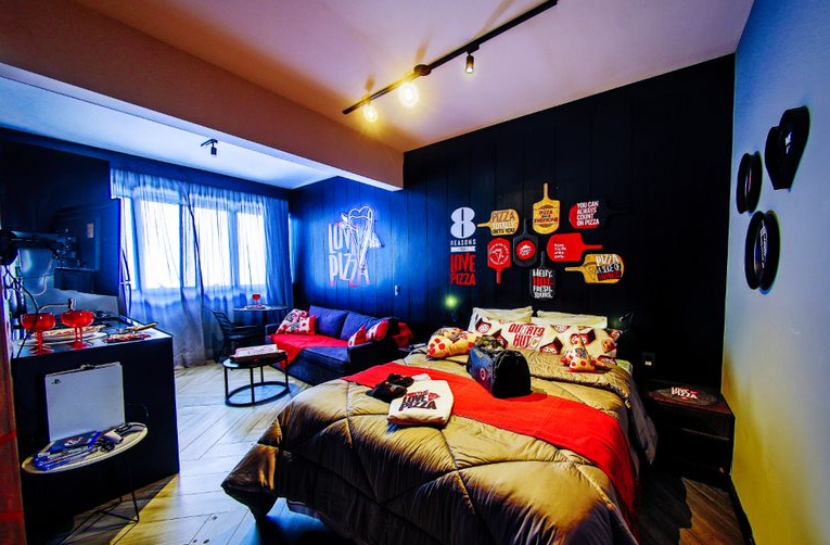Conheça o Quarto Hut: a hospedagem temática da Pizza Hut 