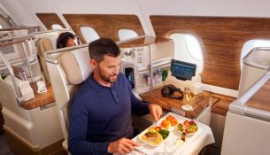 Emirates lança serviço de pré-seleção de refeições em voos entre Dubai e Londres