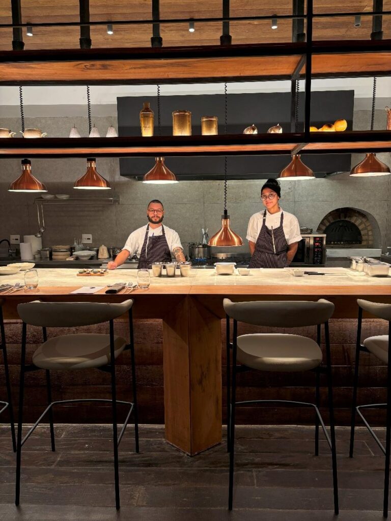 Hotel Ort inaugura novo restaurante e prioriza experiência intimista com culinária afetiva das montanhas