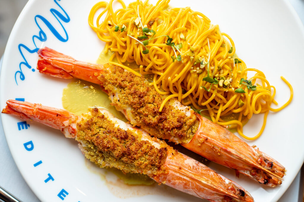 Crevettes En Croûte de Pistaches, Marie Méditerranéen. Crédito: Divulgação