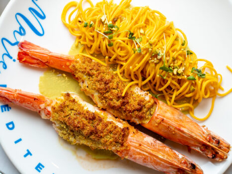 Crevettes En Croûte de Pistaches, Marie Méditerranéen. Crédito: Divulgação