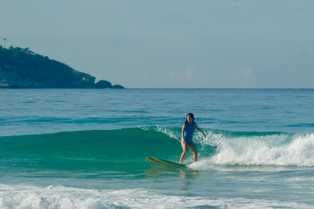 Rio de Janeiro: Como mulheres encontraram no surf um 'reset mental' antes do trabalho?