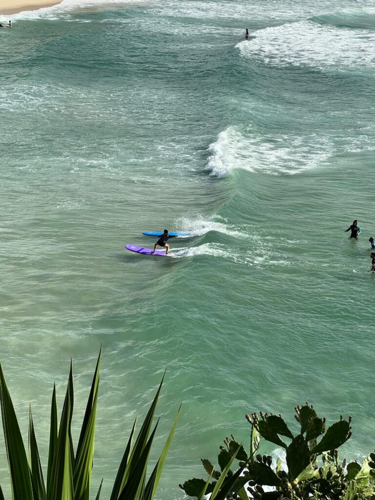 Rio de Janeiro: Como mulheres encontraram no surf um 'reset mental' antes do trabalho?