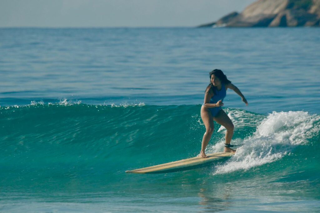 Rio de Janeiro: Como mulheres encontraram no surf um 'reset mental' antes do trabalho?