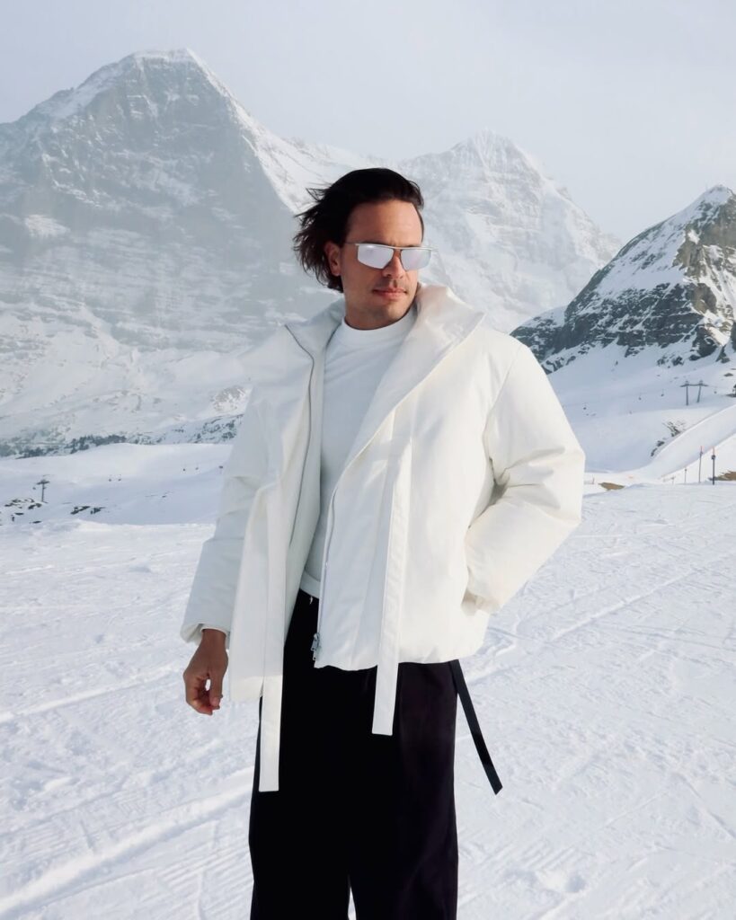 Argy desembarca no Laroc Club na véspera de feriado