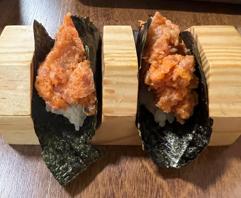 Collab com Sushi Vaz, o Spicy Tuna. Crédito: Thiago Picceli / Divulgação