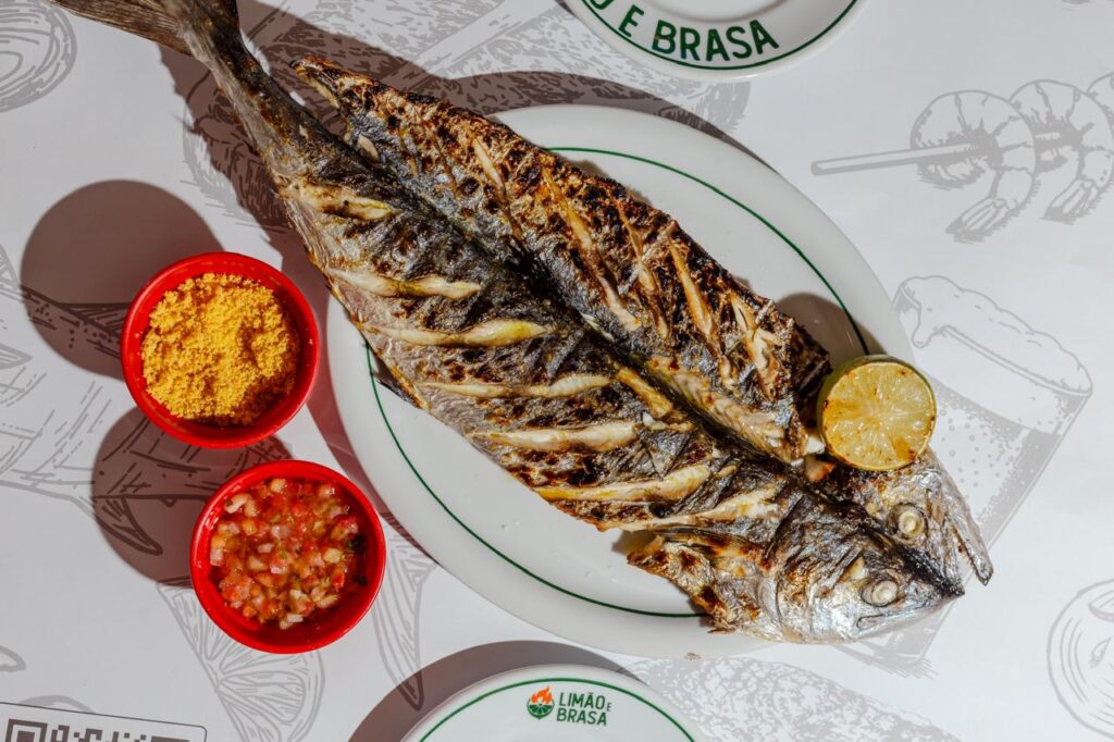 Collab com Felipe Graxa, do Limão e Brasa com o Peixe assado do dia. Crédito: Thiago Picceli / Divulgação