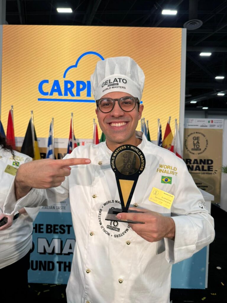 Chef sorveteiro Guilherme Geraldini, com o 10º lugar do ranking do Gelato Festival World Masters 2026. Crédito: Divulgação