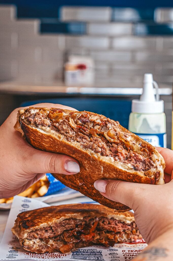 Meu Mano Chimichurri, da Pão com Carne Hamburgueria, será servido excepcionalmente na São Carlos na versão prensada. Crédito: Agência Rango