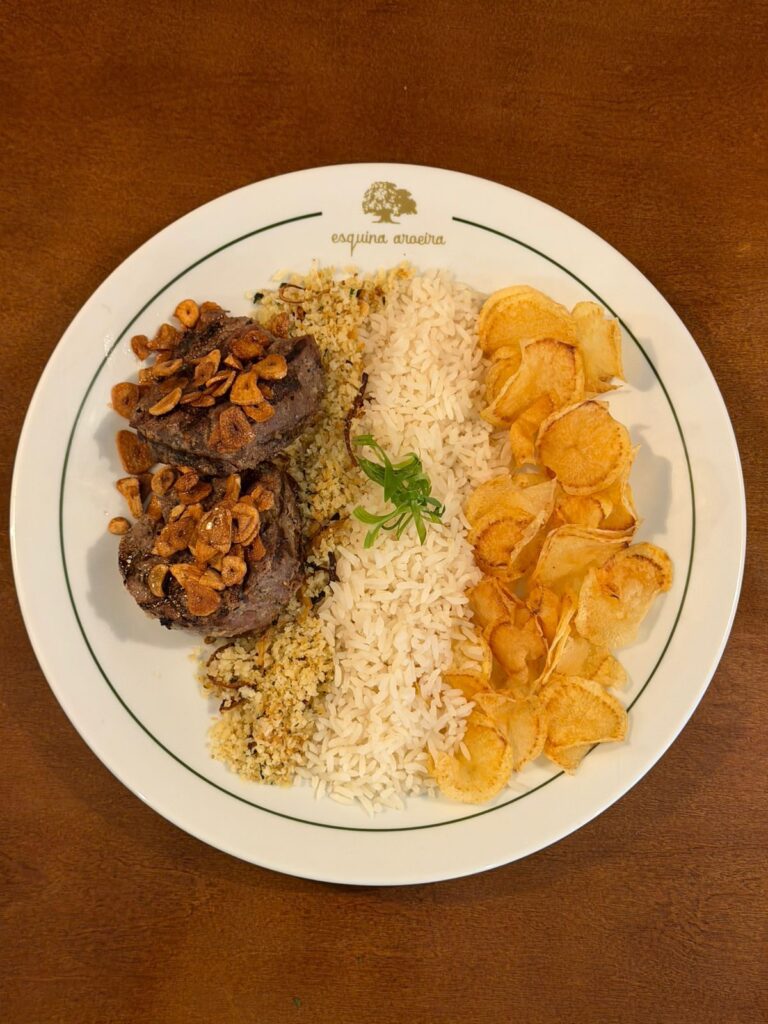 Lançamentos da casa, OSWALDO ARANHA - 2 medalhões de filet mignon (100g cada) com arroz branco, farofa de pano e batata portuguesa (R$ 98). Crédito: Thiago Picceli / Divulgação