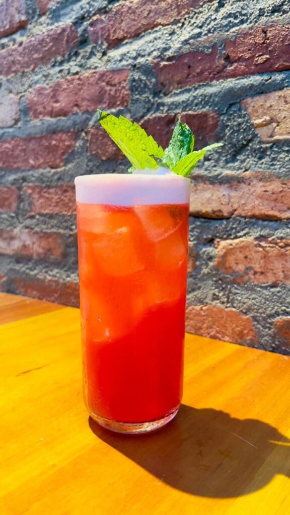 Collab com O Caju Bar com o drink Pineapple Grenadine. Crédito: Thiago Picceli / Divulgação