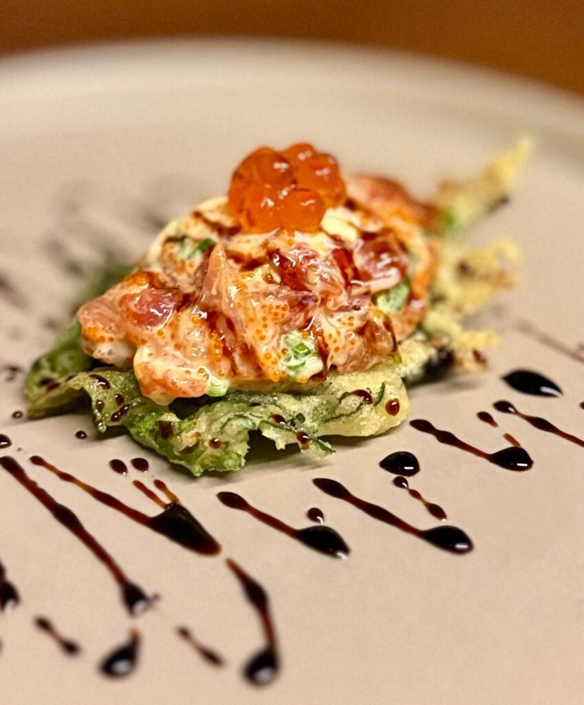 Collab com Danilo Maciel, do Oizumi Sushi (agraciado pelo terceiro ano consecutivo com a estrela Michelin) que prepara o Tartar de Atum no tempurá de shisso com ikura. Crédito: Thiago Picceli / Divulgação
