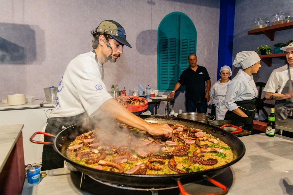 Chef Enzo Ceccin, do Sea Restaurant da Praia do Rosa, SC. Crédito: Fabrício Guedes