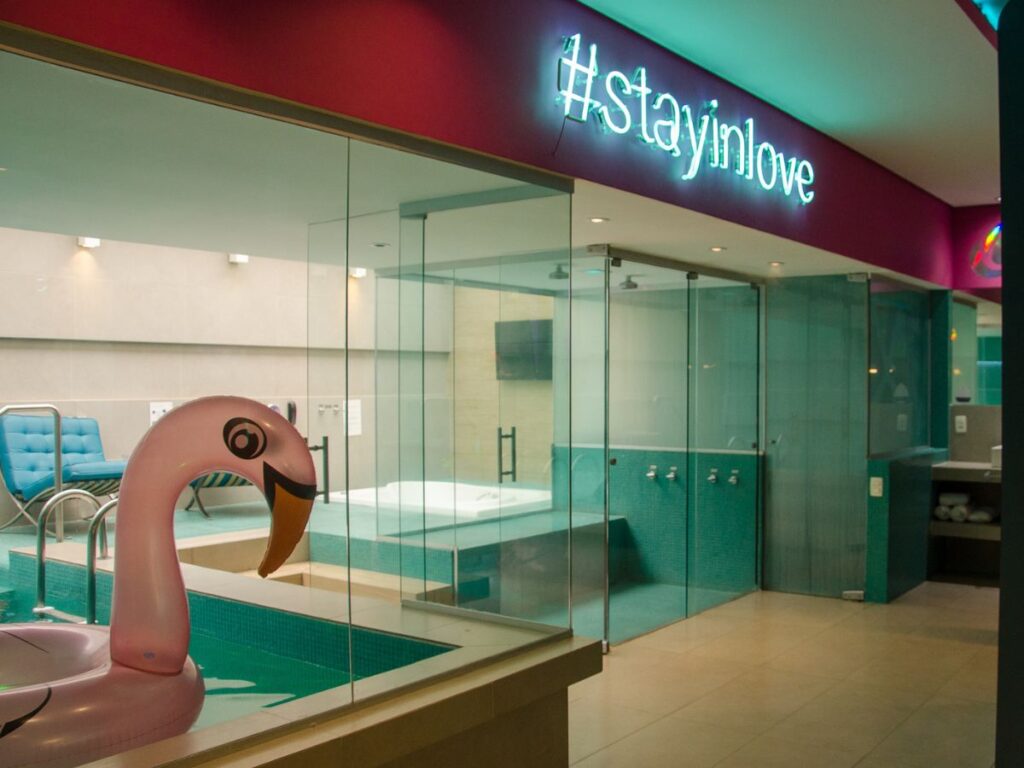 Suíte Lush Splash, um dos quartos do Lush Motel. Crédito: Divulgação