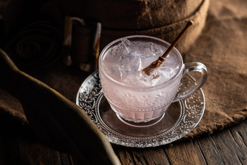 Drink autoral Bruxa do Bosque - Gin com ismênia, hidromel, limão e flor de sabugueiro (Drink cítrico e floral). Crédito: Rafael Criscuolo