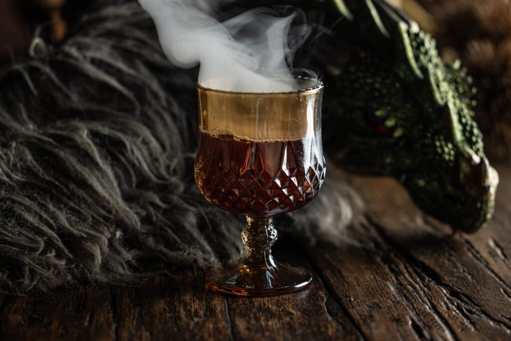 Drink autoral Sangue de dragão - Vermute tinto, frutas vermelhas, beterraba, fireball e baunilha (Drink frutado, encorpado e com toque de especiarias). Crédito: Rafael Criscuolo