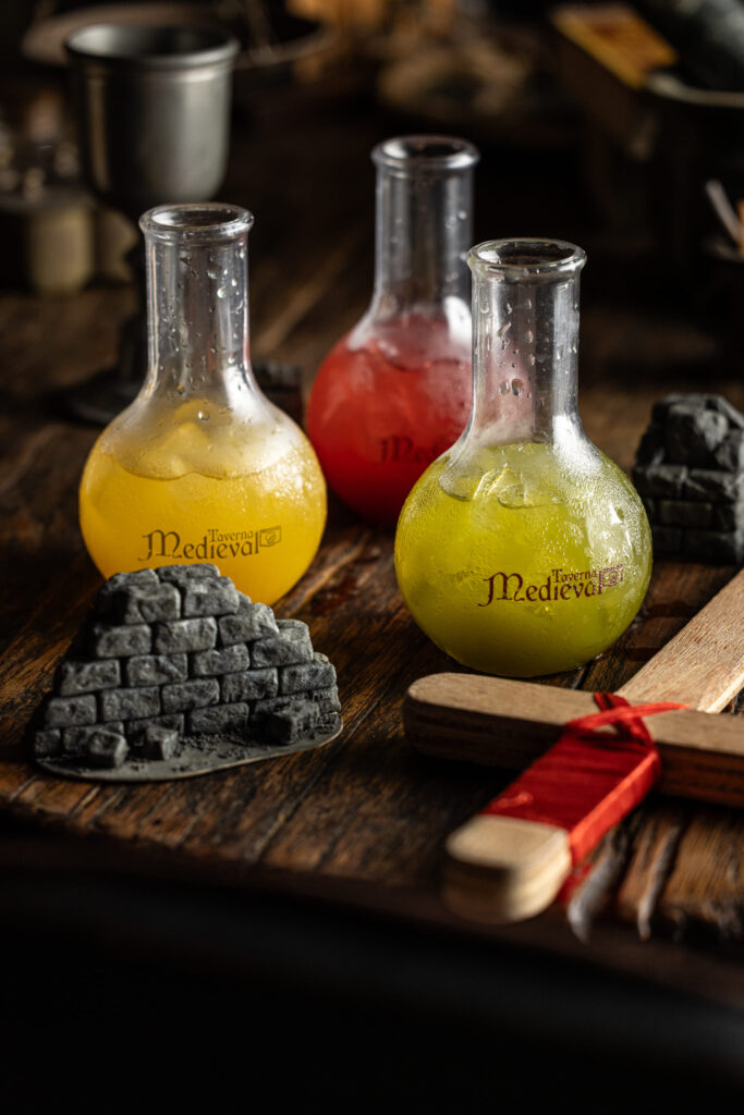 Mocktails - Poção do Pulo (Capim santo, mel, limão e maçã verde - Cítrico, frutado e herbal). Poção de resistência ao fogo (Laranja, maracujá e gengibre - frutado, refrescante e levemente picante). Poção de força (manjericão e morango - frutado, herbal e refrescante). Crédito: Rafael Criscuolo
